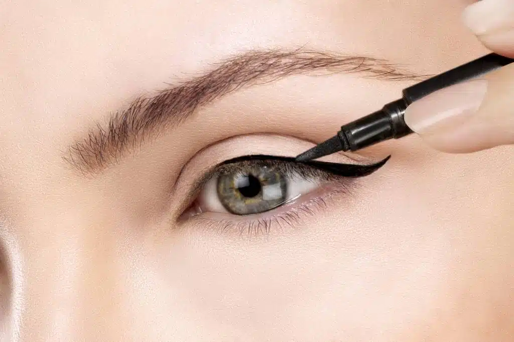 Maquillage eye-liner liquide, gel ou crayon