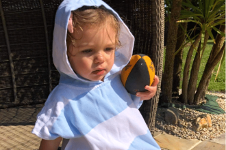 Fouta colorée pour enfants à la plage ou à la piscine