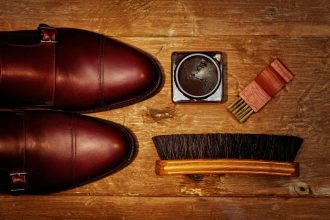 Chaussures en cuir posées sur une surface avec des accessoires d'entretien