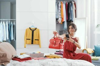 femme vendant un sac en ligne sur son ordinateur
